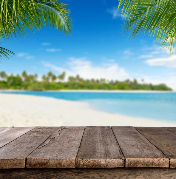 Tavole di legno vuote con spiaggia sfocata sullo sfondo — Foto Stock