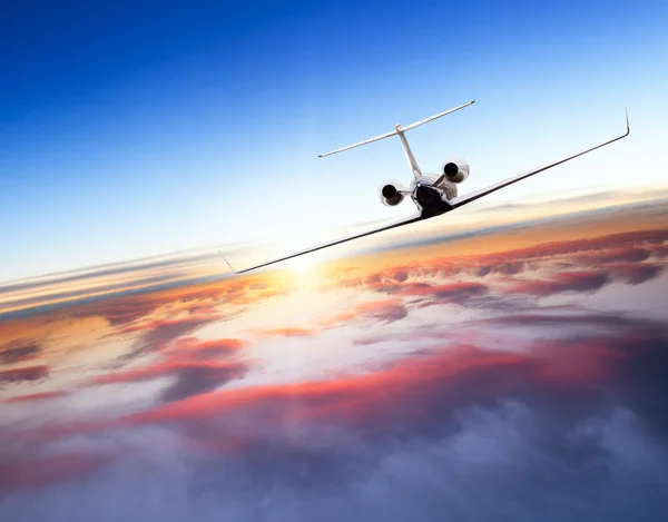 Prive-jet vliegtuig vliegt boven wolken — Stockfoto