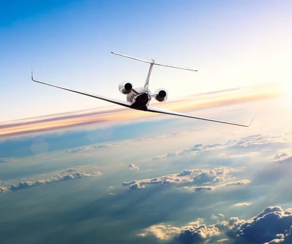 Avión jet privado volando sobre nubes —  Fotos de Stock