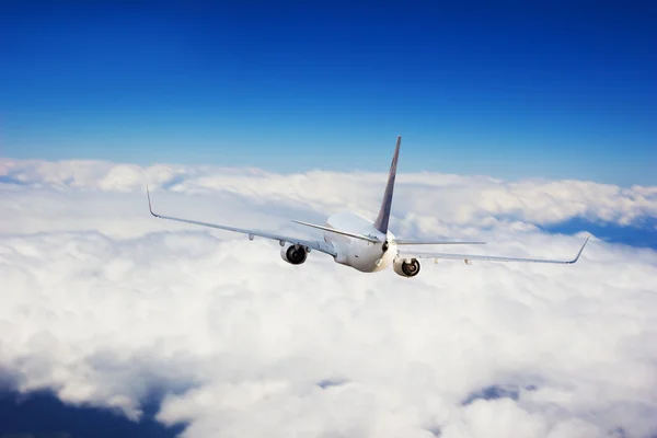 Verkehrsflugzeug fliegt über Wolken — Stockfoto