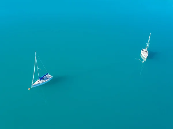 Luftaufnahme zweier Yachten, die auf azurblauem Wasser segeln — Stockfoto