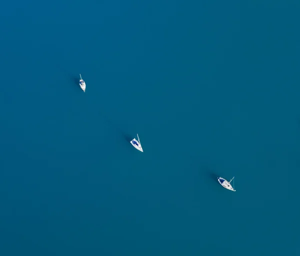 Aerial view of three yachts sailling on azure water — Stock Photo, Image