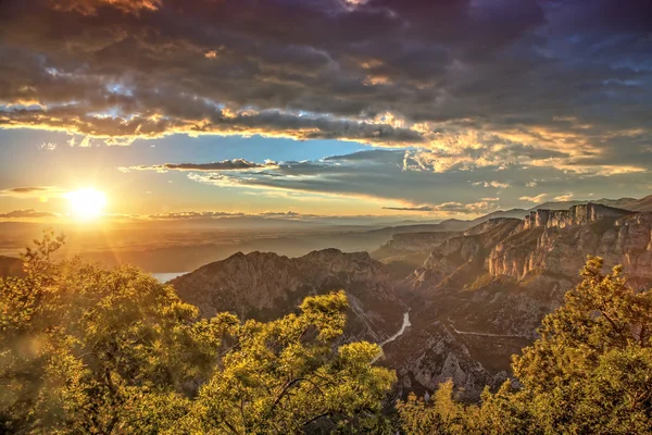 Schöne Sommerlandschaft in den Bergen — Stockfoto