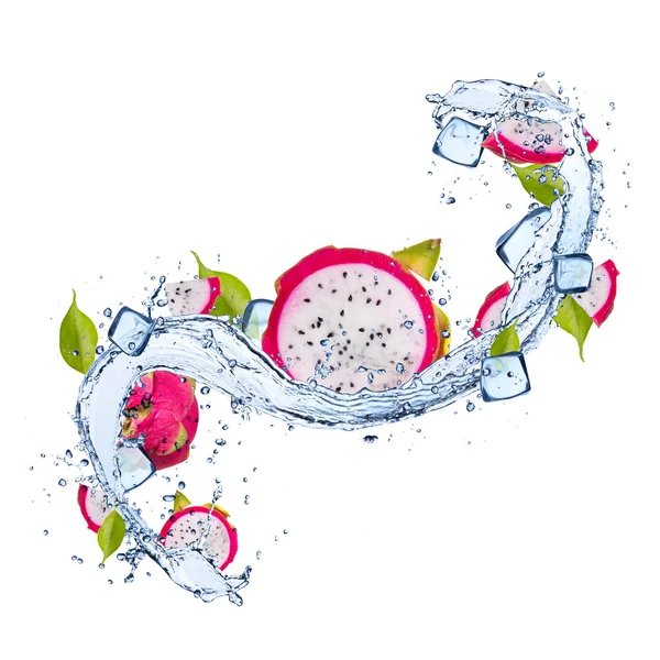 Drachenfrucht im Wasserspritzer auf weißem Hintergrund — Stockfoto