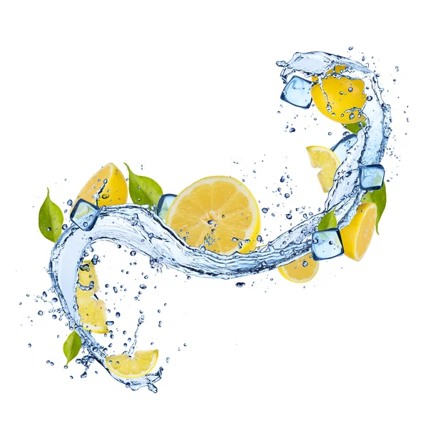 Citron i vattenstänk på vit bakgrund — Stockfoto