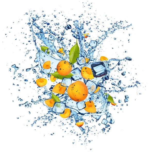 在白色背景上的水溅杏子 — 图库照片