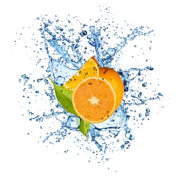 Orangen im Wasser spritzen auf weißem Hintergrund — Stockfoto