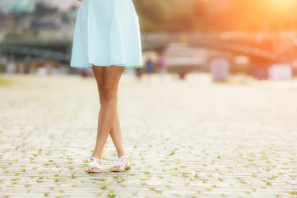 Donna alla moda che cammina in città — Foto Stock