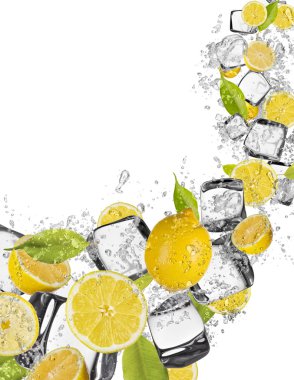 Su sıçrama beyaz zemin üzerine limon
