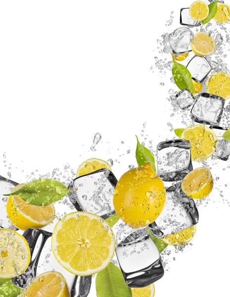 Limão em respingo de água no fundo branco — Fotografia de Stock
