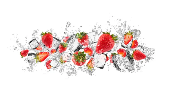 Erdbeeren im Wasserspritzer auf weißem Hintergrund — Stockfoto