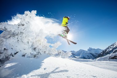 Kayakçı Alp Dağları'nda atlama