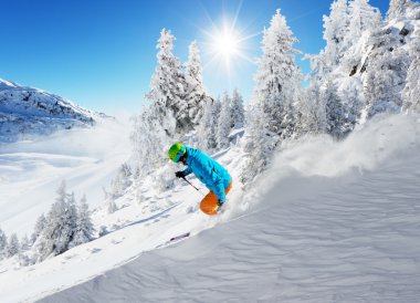 Kayakçı yokuş aşağı çalışan pist üzerinde