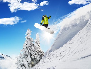 Atlama Alp Dağları'nda snowboard