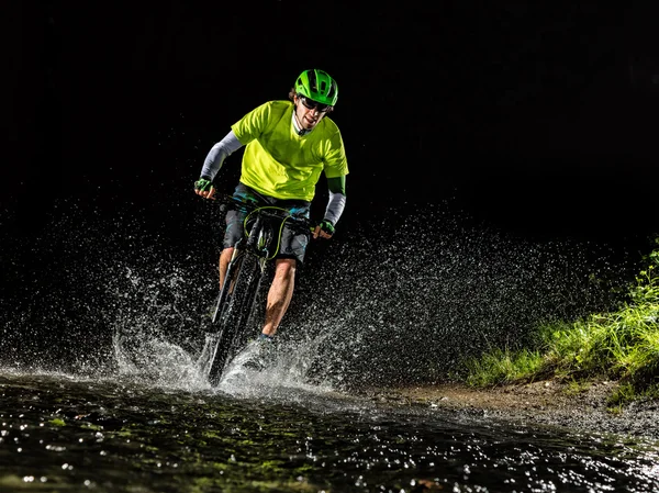 Mountainbike-cyklist ridning i skogen ström — Stockfoto