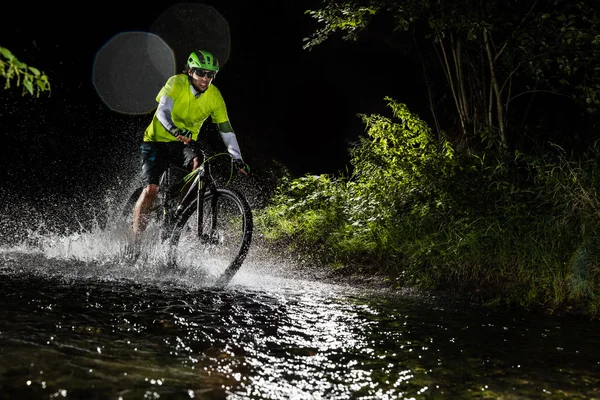 Montanha ciclista equitação em fluxo de floresta — Fotografia de Stock