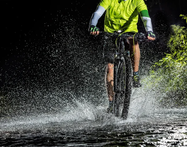 Mountain biker riding in forest stream — Stock Photo, Image