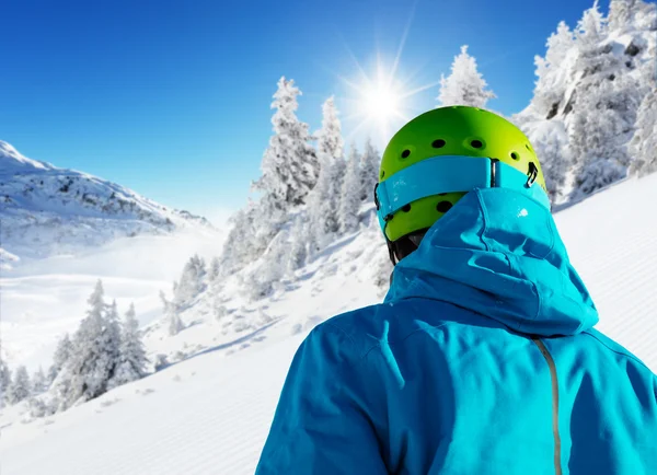 Skiër achterkant uitzicht op mooie landspace — Stockfoto