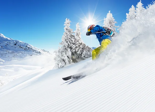 Skiër op piste lopen bergafwaarts — Stockfoto