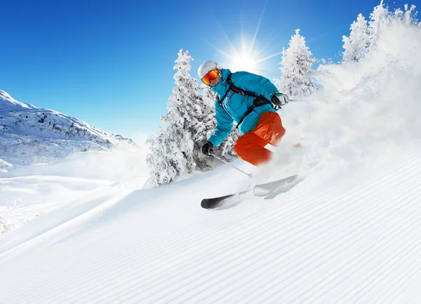 Narciarz narty kolejny zjazd — Zdjęcie stockowe