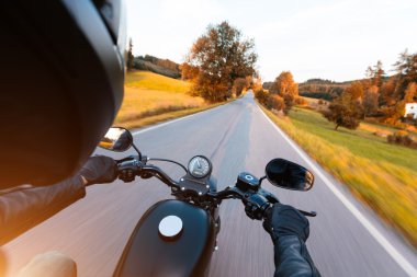 Karayolu üzerinde sürme motosiklet sürücüsü