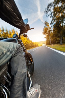 Karayolu üzerinde sürme motosiklet sürücüsü