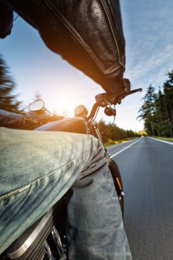 Karayolu üzerinde sürme motosiklet sürücüsü