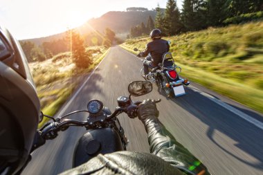 Karayolu üzerinde sürme motosiklet sürücüleri