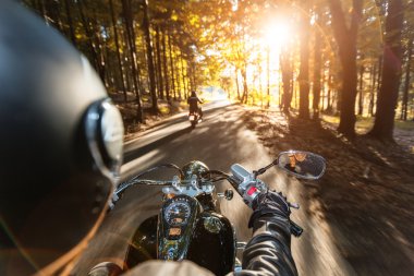 Karayolu üzerinde sürme motosiklet sürücüleri