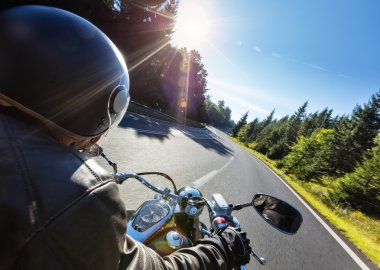 Karayolu üzerinde sürme motosiklet sürücüsü