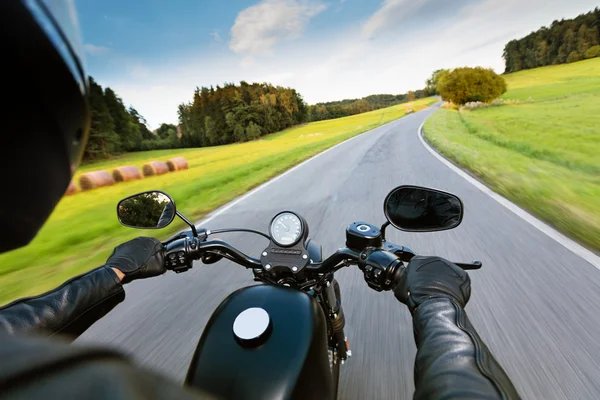 Moottoritiellä ajava moottoripyöräilijä — kuvapankkivalokuva