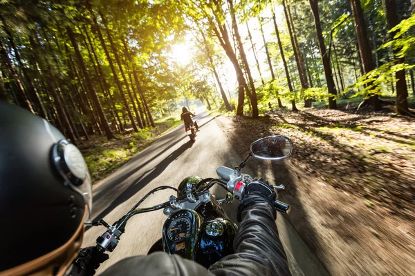 Motorradfahrer auf Autobahn unterwegs — Stockfoto