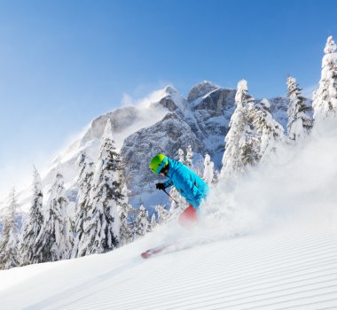 Kayakçı yokuş aşağı çalışan pist üzerinde