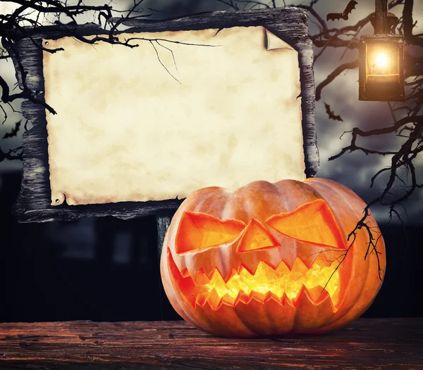 Gruseliger Halloween-Kürbis mit leerer Schildertafel — Stockfoto