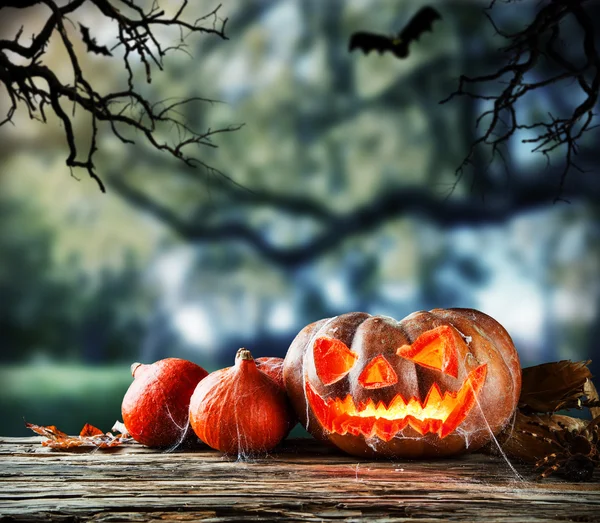 Strašidelné halloween dýně s hrůzou pozadím — Stock fotografie