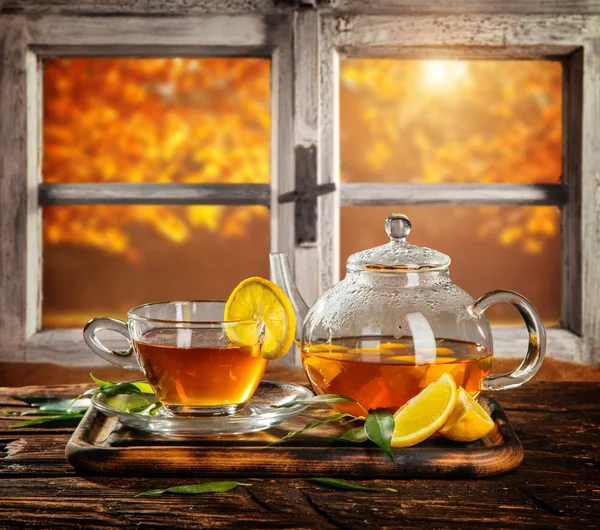 Automne nature morte avec tasse à thé sur planches de bois — Photo