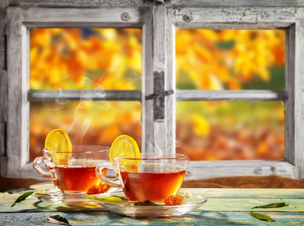 Automne nature morte avec des tasses à thé sur des planches de bois — Photo