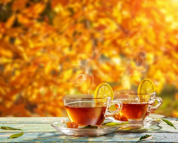 Automne nature morte avec des tasses à thé sur des planches de bois — Photo