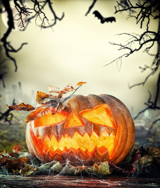 Enge halloween pompoen met horror achtergrond — Stockfoto