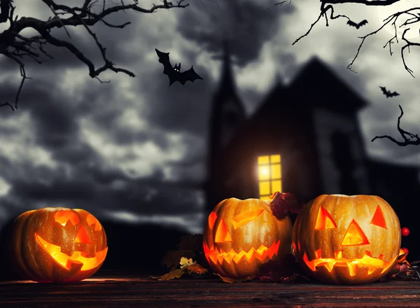 Enge halloween pompoenen met horror achtergrond — Stockfoto
