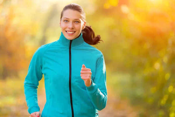 Retrato de mujer joven, corriendo al sol de la mañana — Foto de Stock