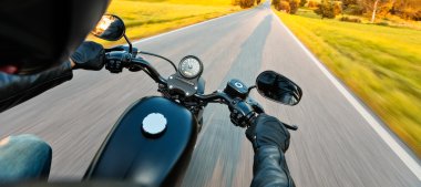 Karayolu üzerinde sürme motosiklet sürücüsü