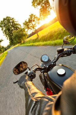 Karayolu üzerinde sürme motosiklet sürücüsü