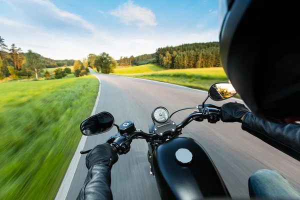 Motorradfahrer fährt auf Autobahn — Stockfoto