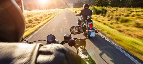 Motorradfahrer auf Autobahn unterwegs — Stockfoto