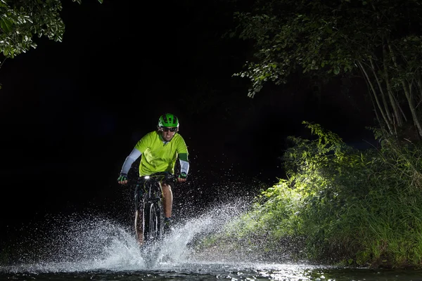 Mountain biker stänkande vatten — Stockfoto