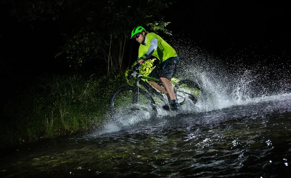 Ciclista de montaña salpicando agua — Foto de Stock