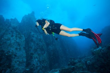 Genç kadın dalgıç deniz alt keşfetmek