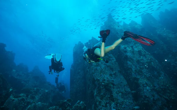 Group of scuba divers exploring sea bottom — Stock Photo, Image