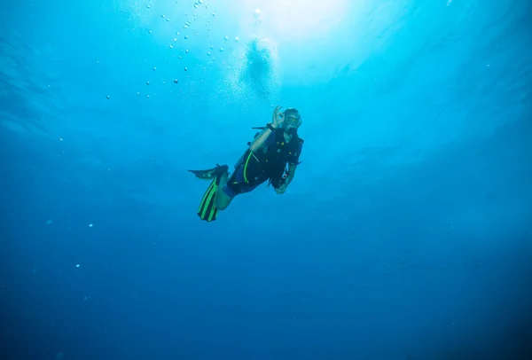Jovem mergulhador mostrando sinal ok — Fotografia de Stock